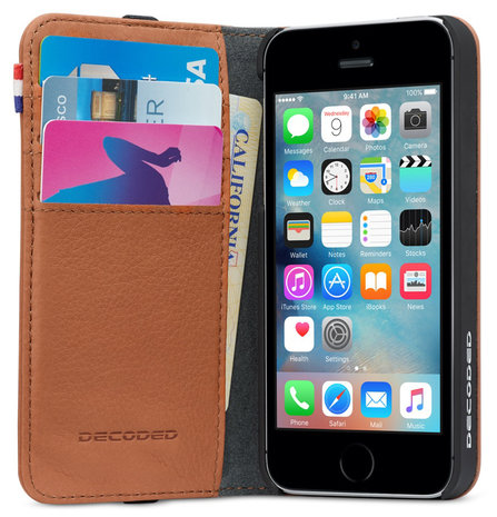 Eik Wacht even samen Decoded Leather Wallet iPhone SE / 5S hoesje Bruin - Appelhoes