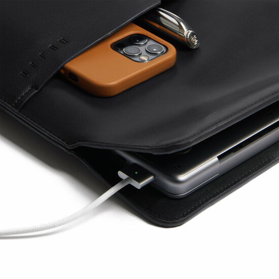 Mujjo Envoy leren MacBook Pro 16 inch sleeve zwart