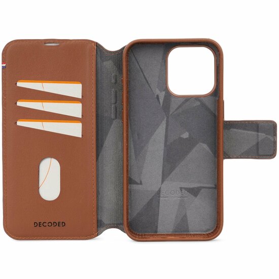 Decoded leren 2 in 1 MagSafe&nbsp;Wallet iPhone 15 Pro hoesje tan