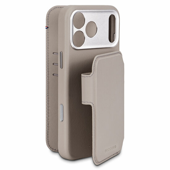Decoded Leather Detachable 2 in 1&nbsp;Wallet iPhone 17 Pro hoesje beige