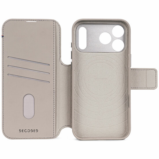 Decoded Leather Detachable 2 in 1&nbsp;Wallet iPhone 17 Pro hoesje beige