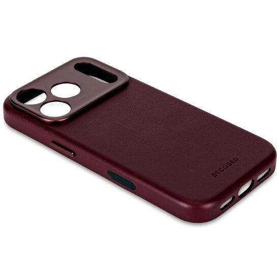 Decoded Leather backcover iPhone 17 Pro Max hoesje dark ruby