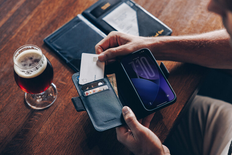 Twelve South BookBook iPhone 17 Pro hoesje