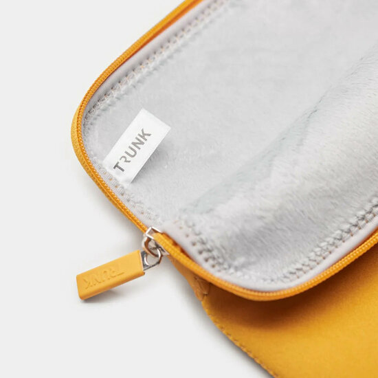 TRUNK Neoprene MacBook 13 inch sleeve geel