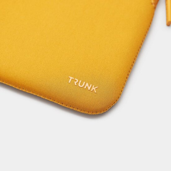 TRUNK Neoprene MacBook 13 inch sleeve geel