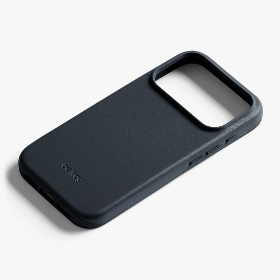 Bellroy leather iPhone 17 Pro hoesje navy
