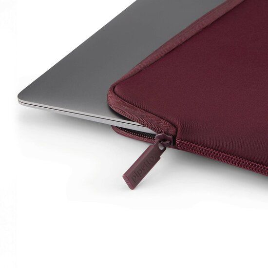 Pipetto Classic MacBook Neo 13 inch sleeve burgundy