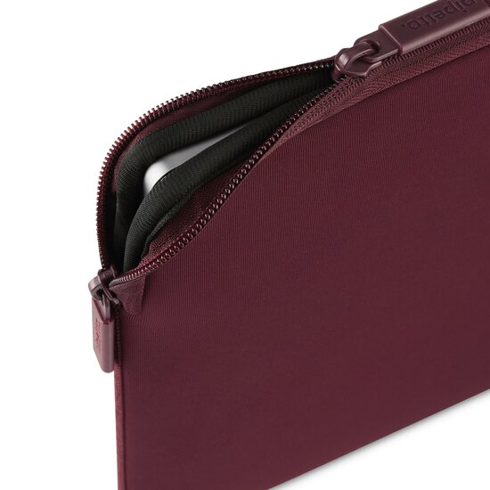 Pipetto Classic MacBook Neo 13 inch sleeve burgundy