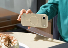 LAUT Crystal Fluro MagSafe iPhone Air hoesje goud